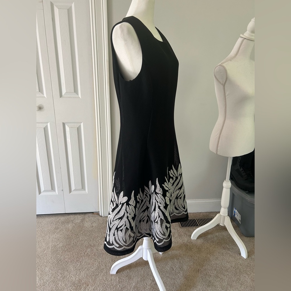Embroidered Mesh Sleeveless Fit-and-flare Dress - Picture 4 of 11